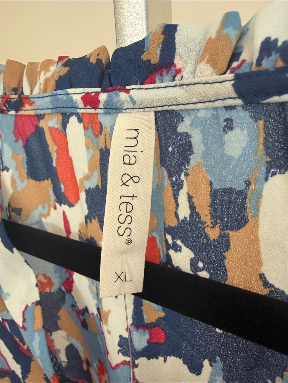 NWT Mia & Tess Women’s Multicolor Abstract Cap-Sleeve flowy Blouse - Picture 2 of 8